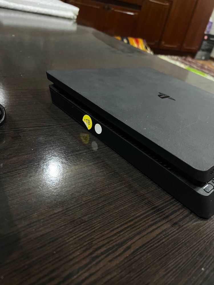 Sony PlayStation 4 Slim 1 tb, 2 ta pult bilan
