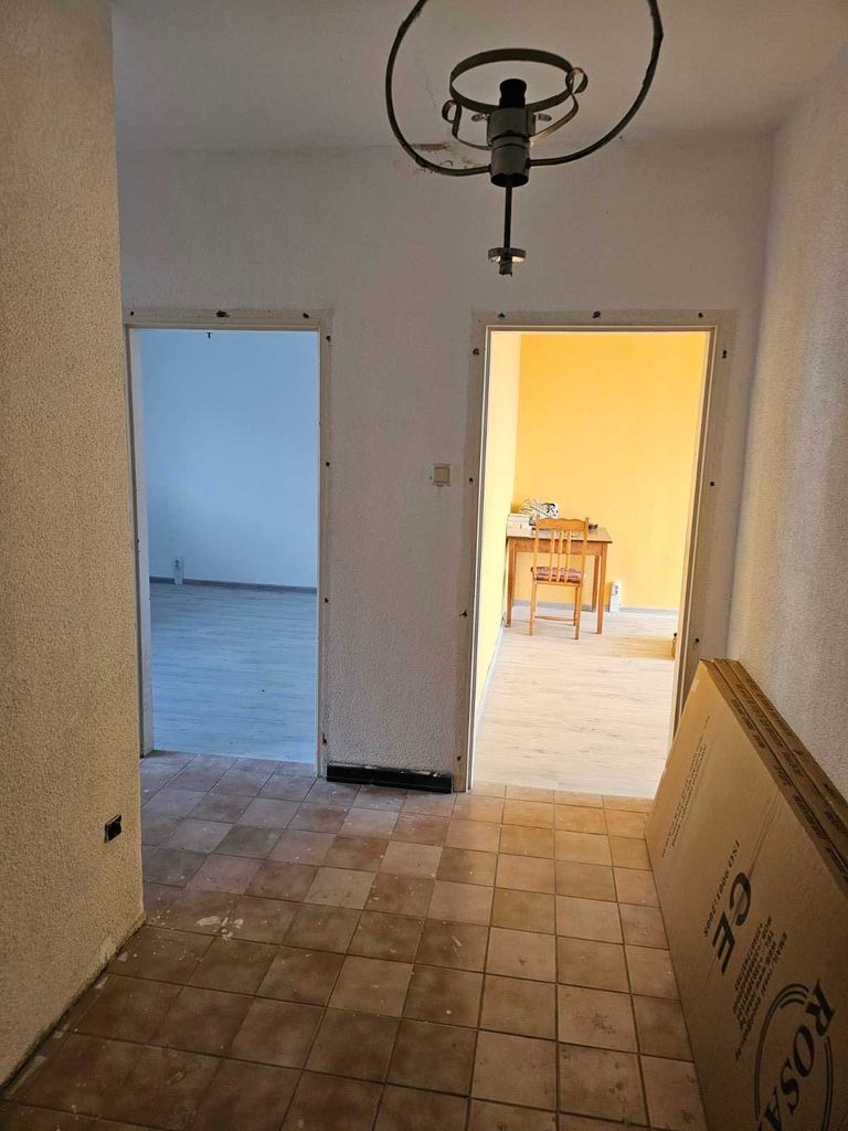 Продава се Двустаен апартамент в Карлово - 67 кв.м за 1142 €/кв.м - Снимка #2