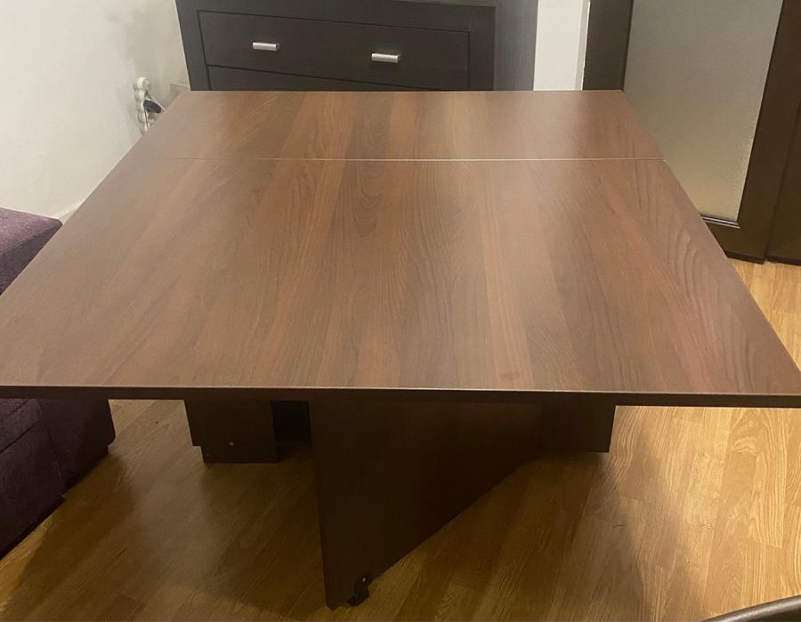 Vând masă pliabila cu scaune