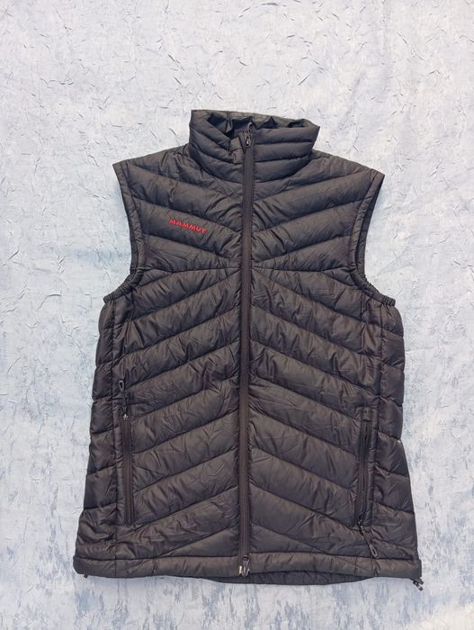 Vând vesta bărbați umpluta puf Mammut