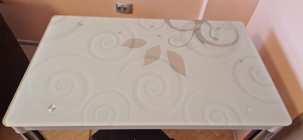 Стъклена маса за кухня или трапезария