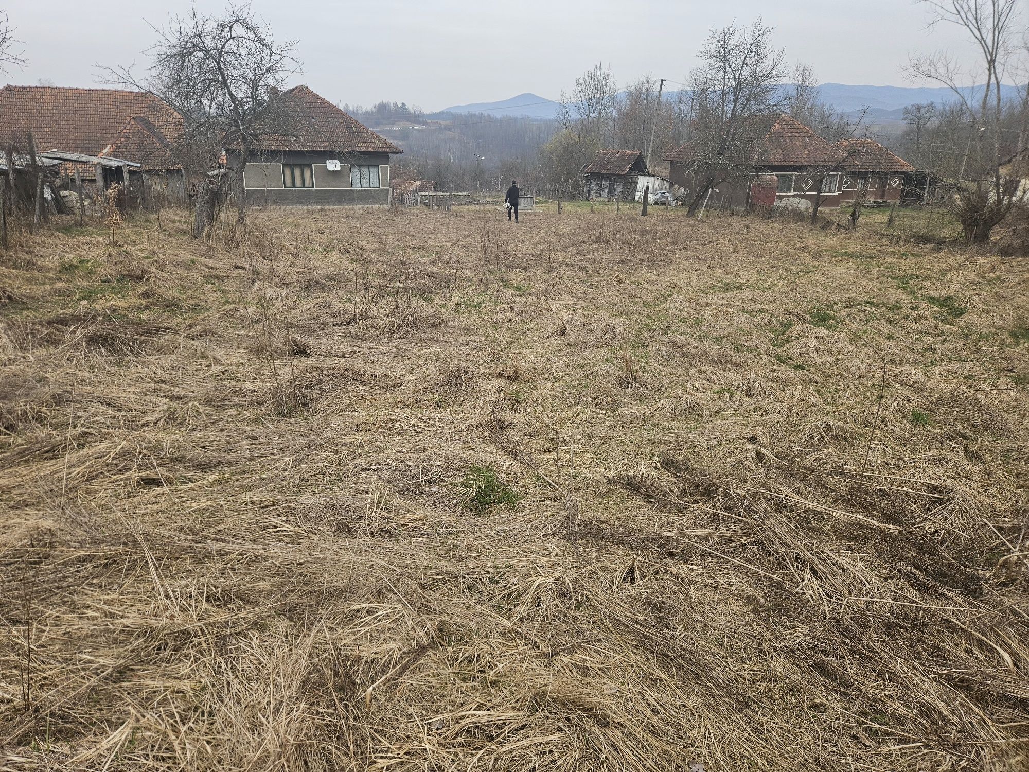 Vând casă + teren