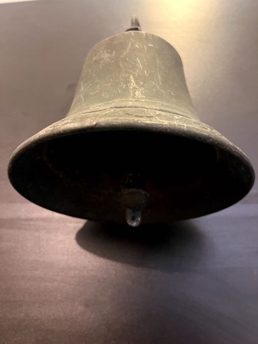 Clopot vechi,de mari dimensiuni realizat din bronz masiv