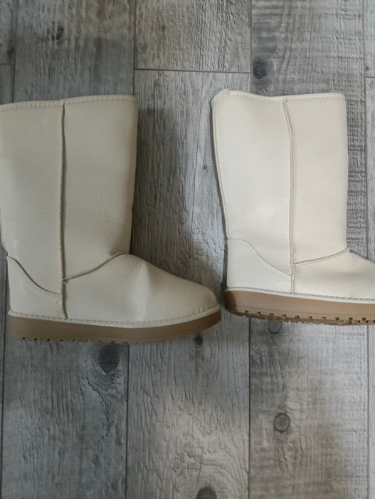 Cizme  foarte  îmblănite,  sânt noi