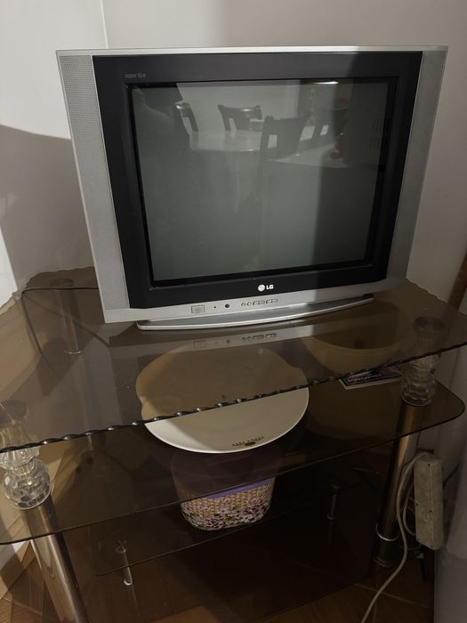 Телевизор с подставкой