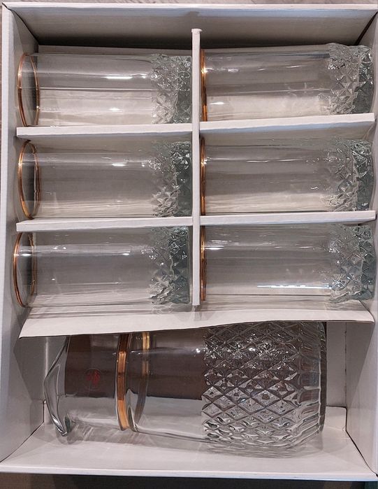 Кувшин с бокалами