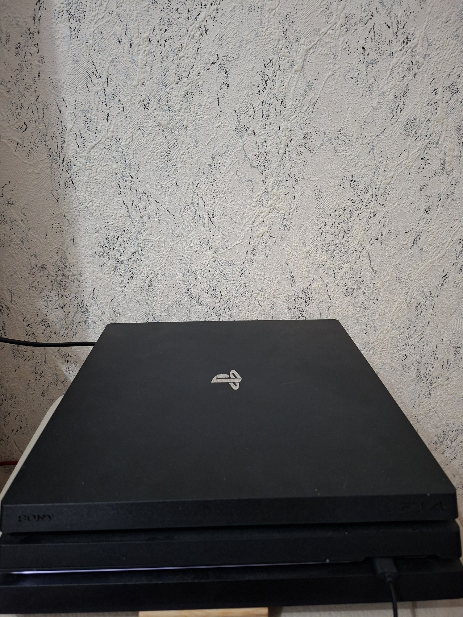 Продаетсяигровая приставка   sony playstatin 4 pro