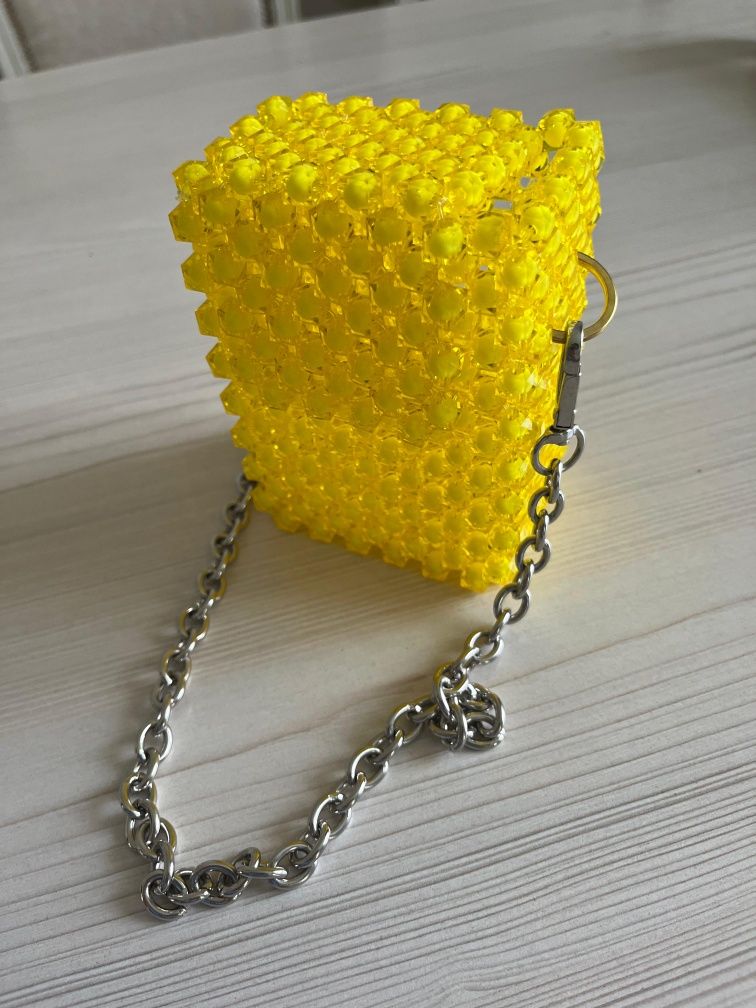 сумочка из бусин желтого цвета