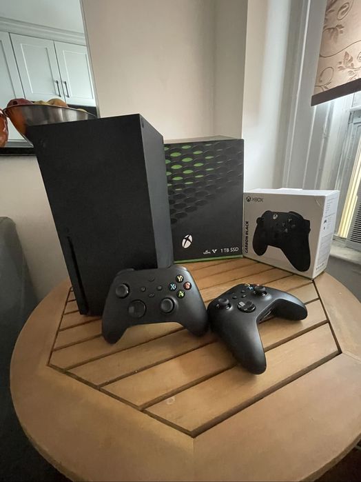 Xbox series X + 2 джойстика + Battery KIT + игра