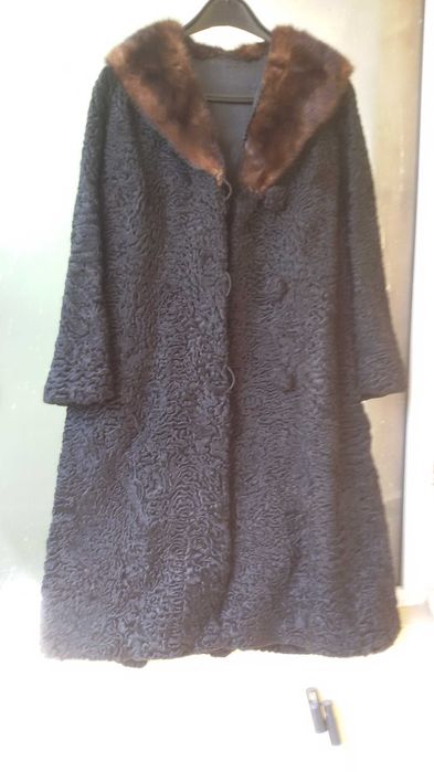 Астраганено дамско манто