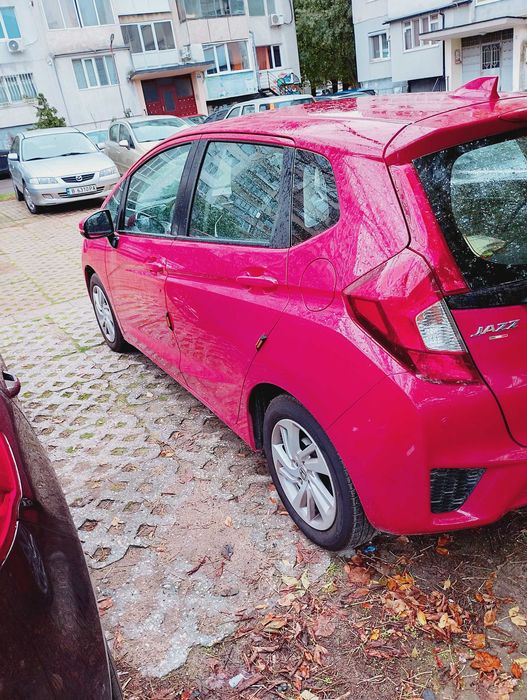 Продавам лек автомобил Хонда-Джаз.
