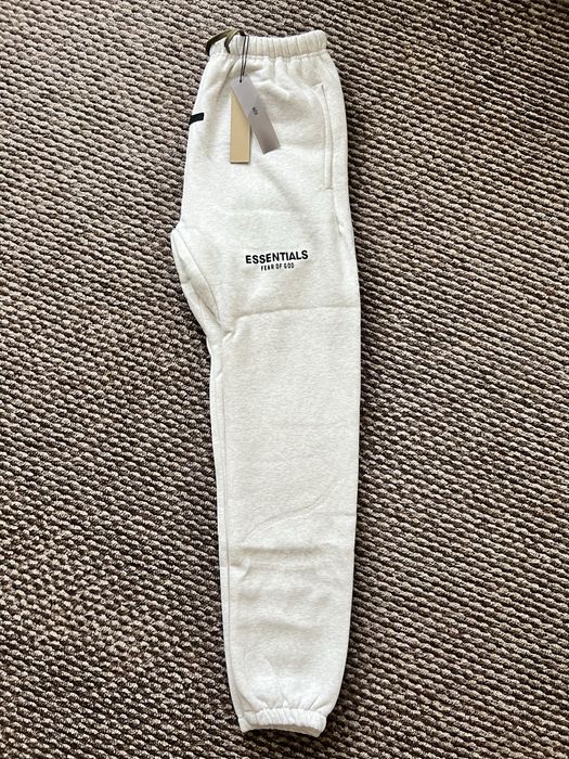 Vând compleu essentials hanorac+pantaloni