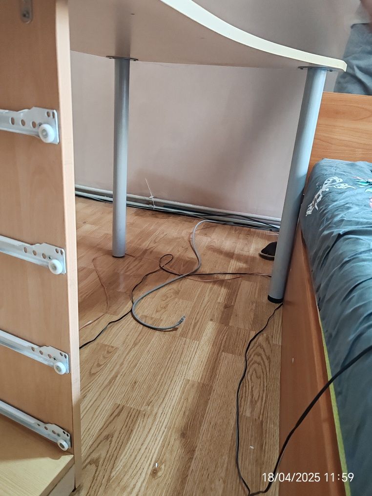 Розово и бeжаво бюро