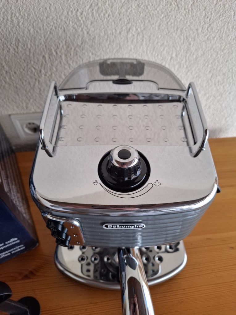 Кафемашна с ръкохватка De'Longhi SCULTURA ECZ351.GY, 1100w,3 цедки