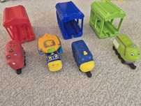 Set trenulețe Chuggington cu depouri colorate și locomotive vesele