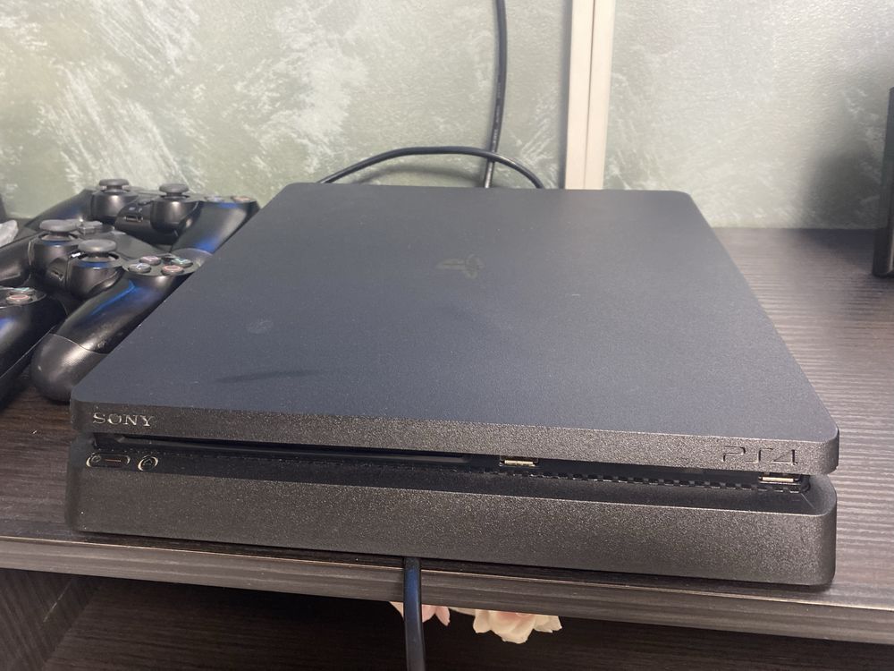 PS4 Slim 500GB + 3 controllere + Joc Mortal Kombat 11 Ultimate