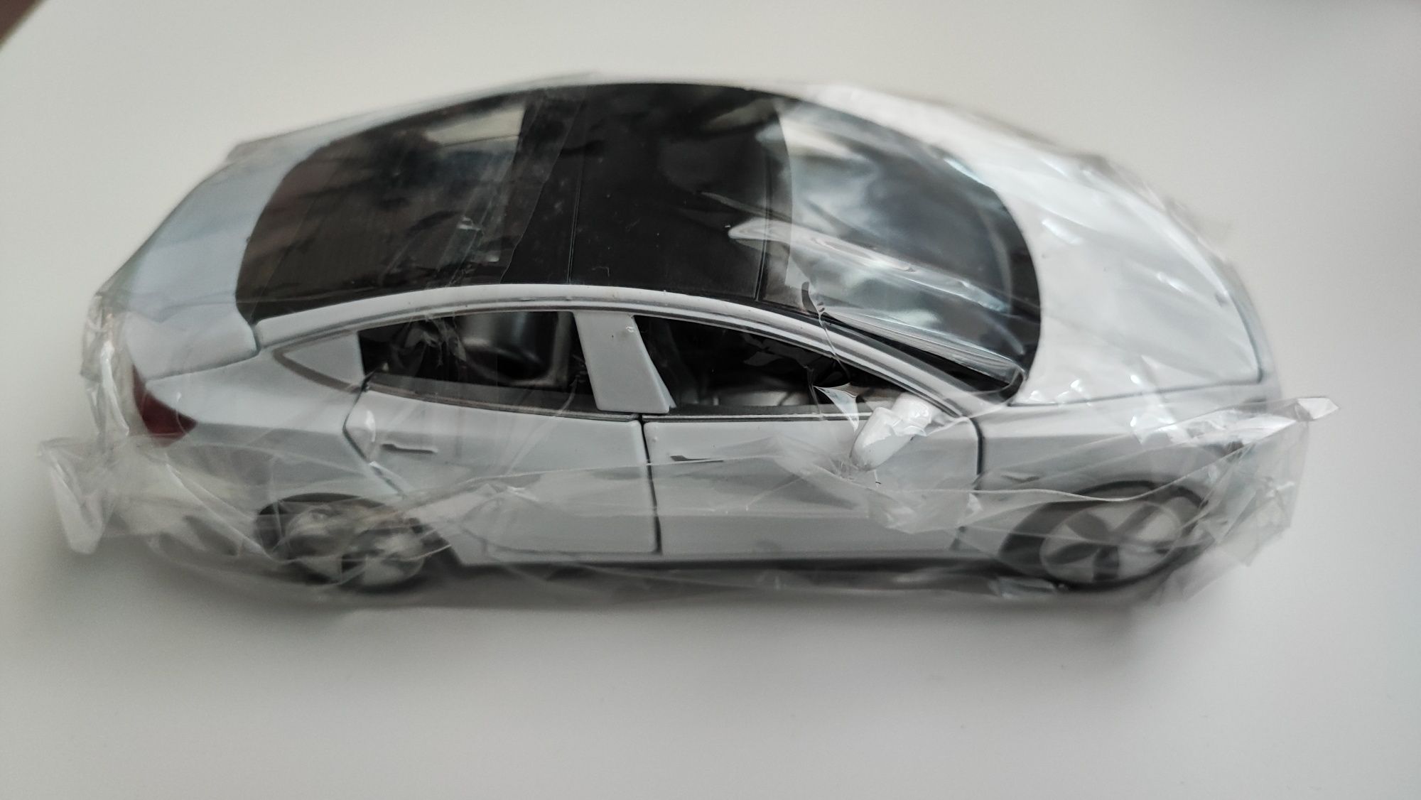 Macheta auto Tesla Model 3, noua, metalica 1:32