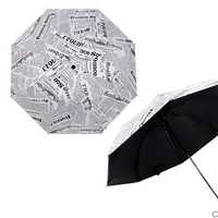 Umbrela de ploaie cu impimare ziar cu fond alb. Model Paris 2022. Noua