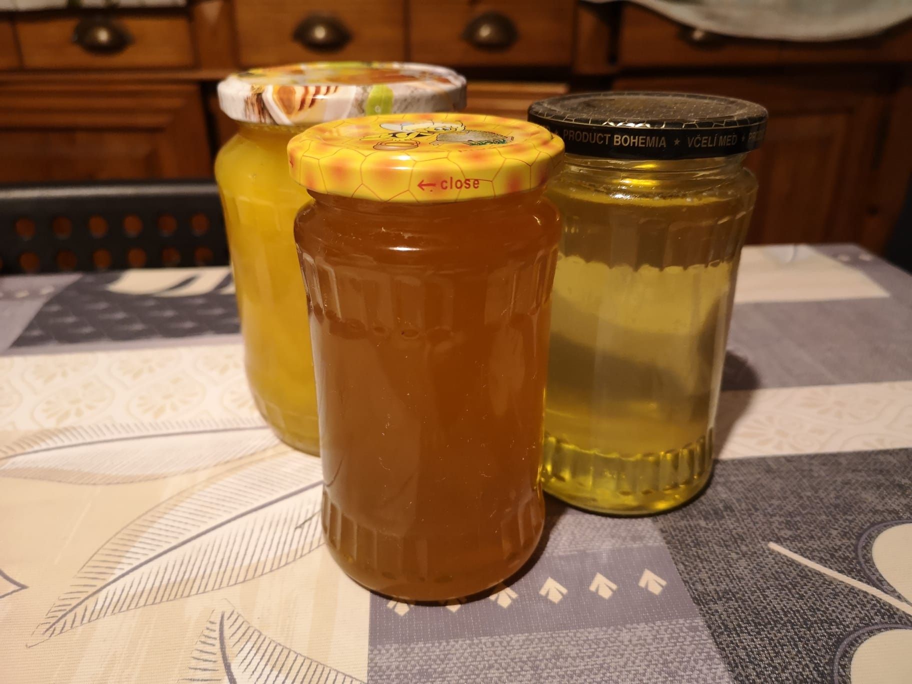 Vând suc de mere natural și miere naturală, livrez la domiciliu
