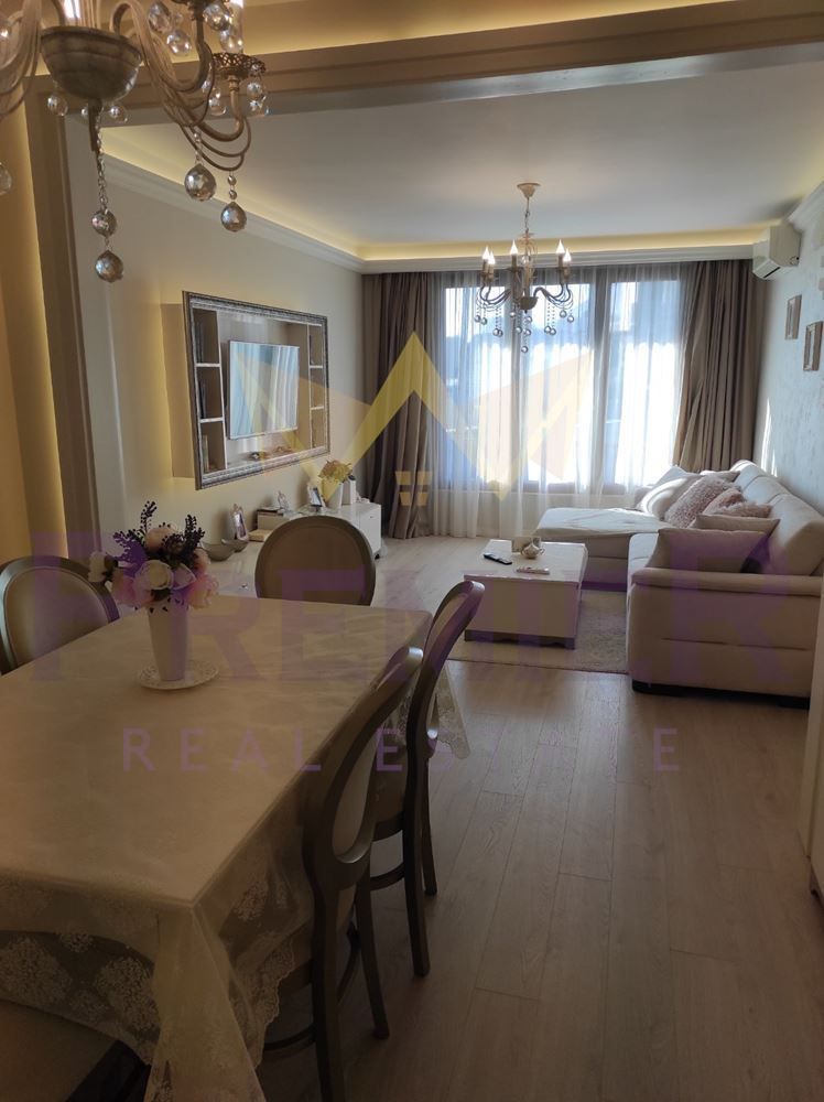 Тристаен луксозен апартамент в Центъра на град Варна