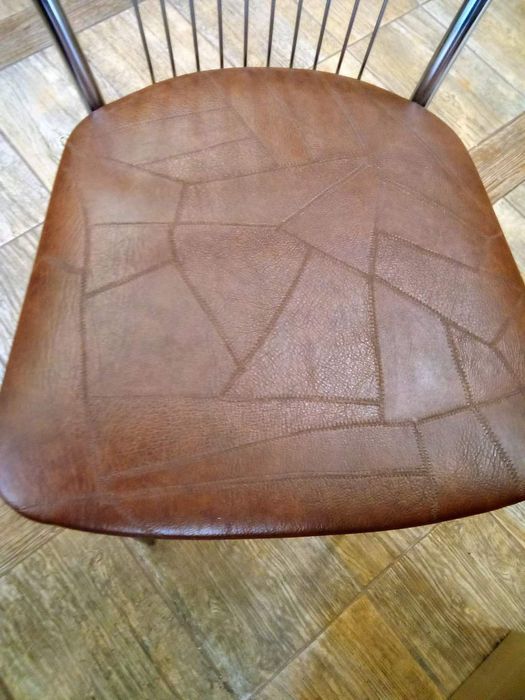 Продавам 2 броя бар столове и 4 друг модел