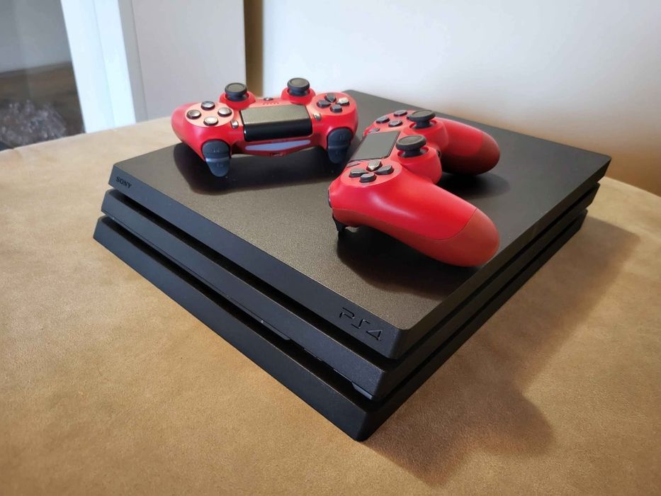 PS 4 PRO cu 2 manete