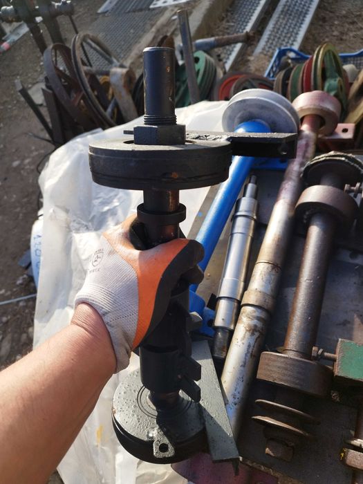 Ax circular cu carcase și rulmenți