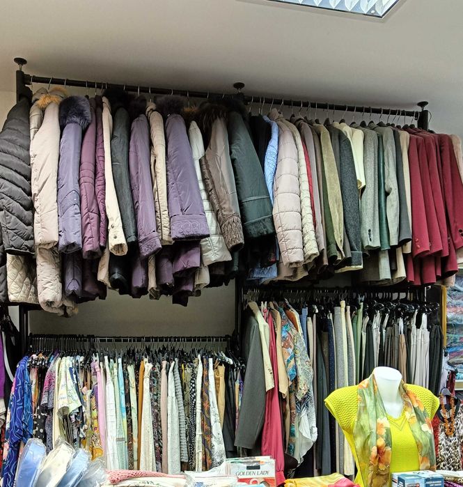 Продавам луксозно търговско оборудване за дрехи и обувки