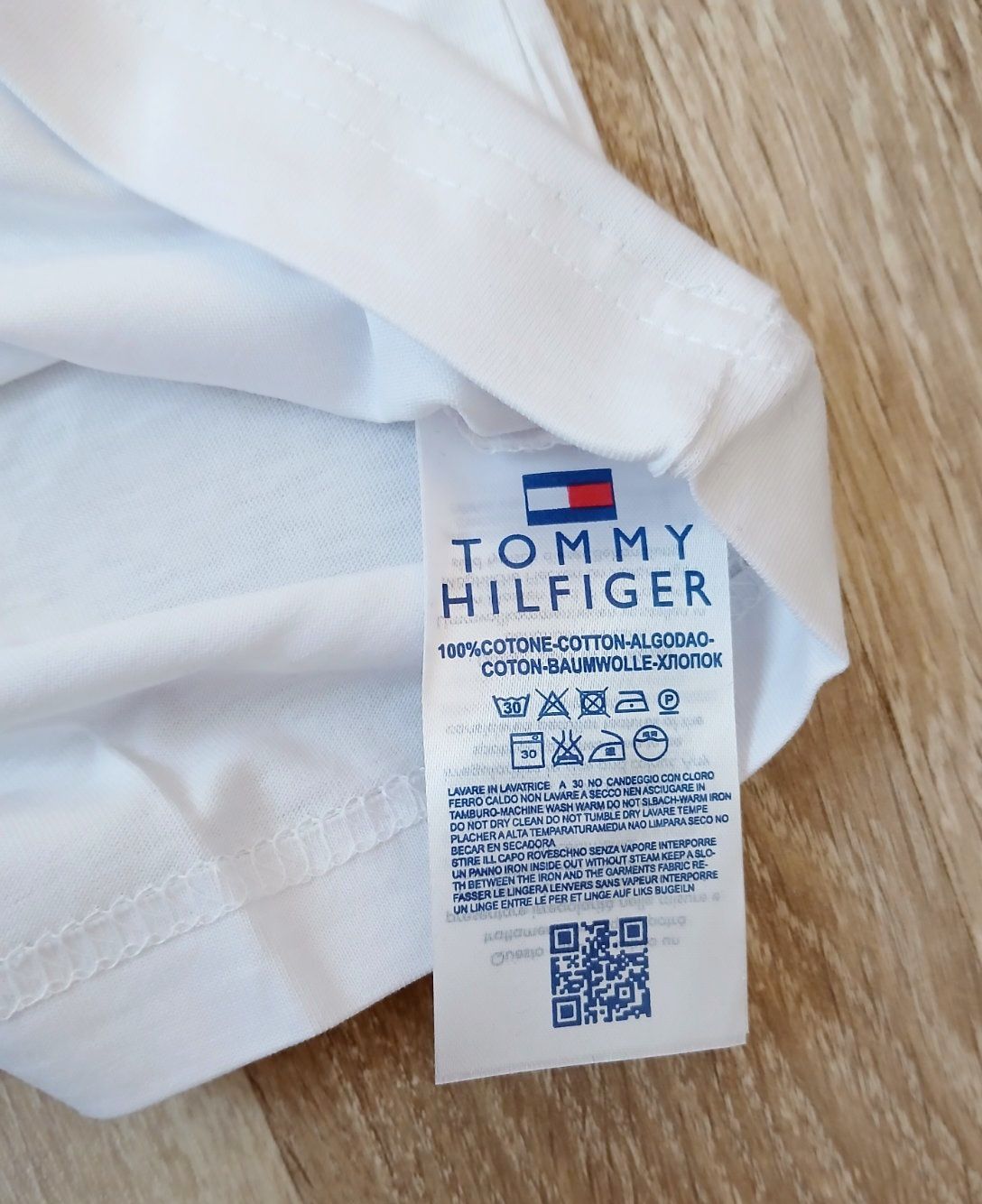 Tommy Hilfiger тениски в бял вариант - ТОП модел за сезона ! ! !