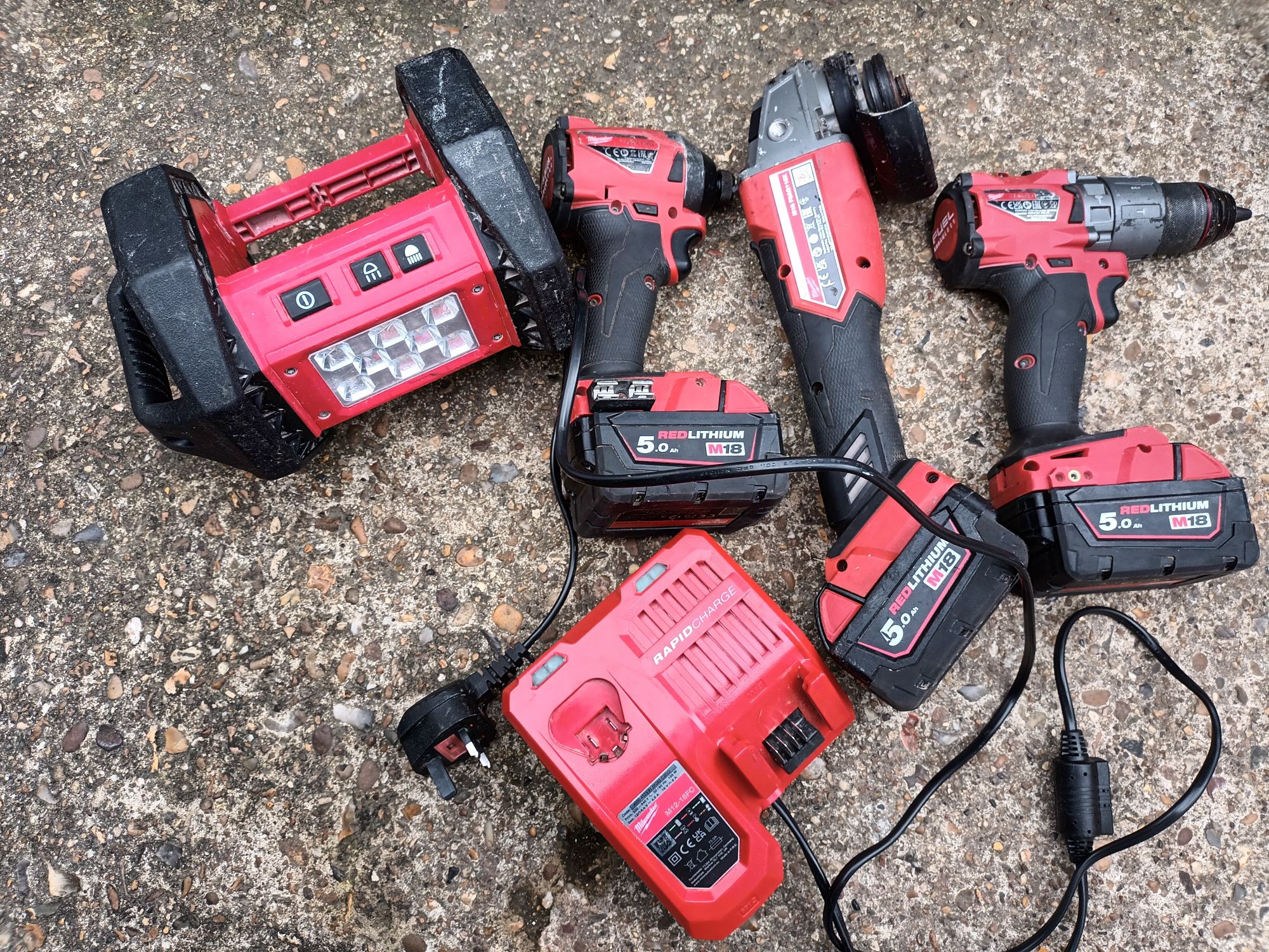 Set milwaukee 4 piese 3 baterii