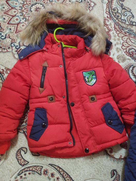 Продам зимний комбинезо,обувь,шапки,школьные вещи