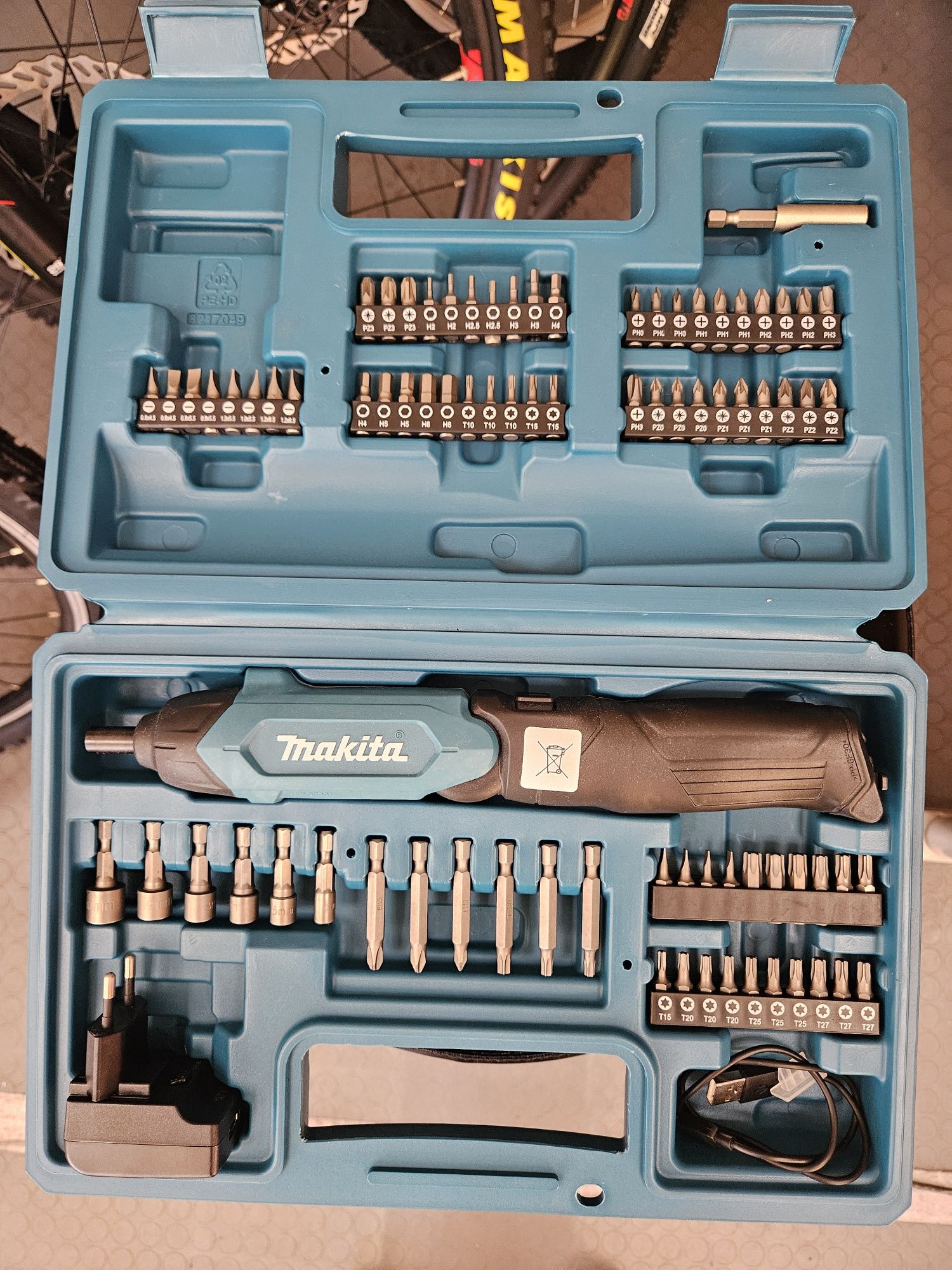 Винтоверт, акумулаторен, с чупещо рамо / MAKITA DF001DW / 3.6 V с