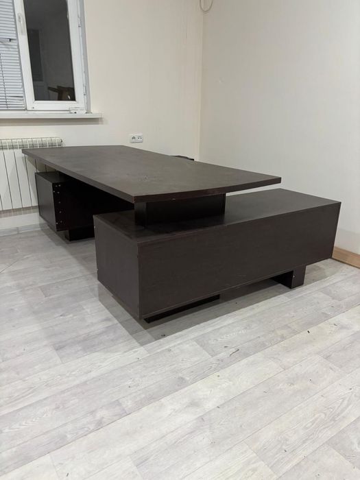 Продам большой офисный стол премиум класса
