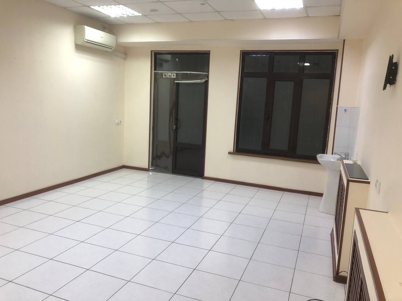 В доль дороги Офис помещения Первушка 127m2.