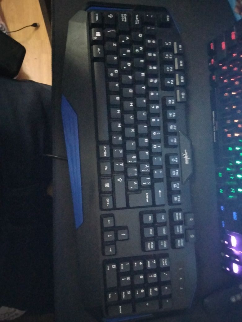 Vând 2 mouse-uri + tastatura.