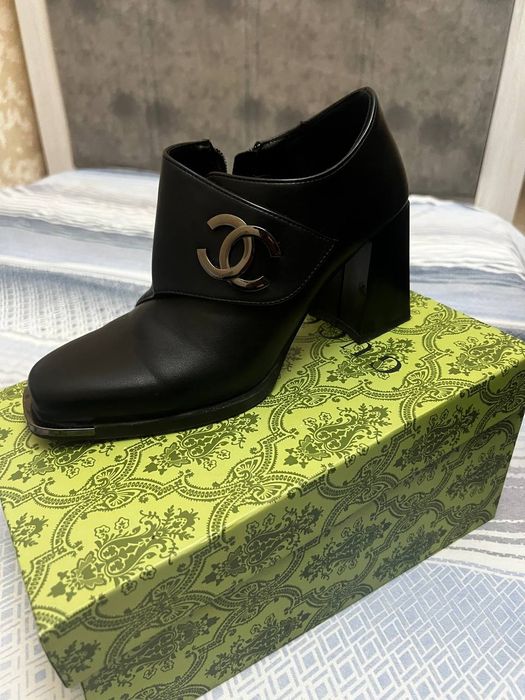 Палъто, плаш, туфли.