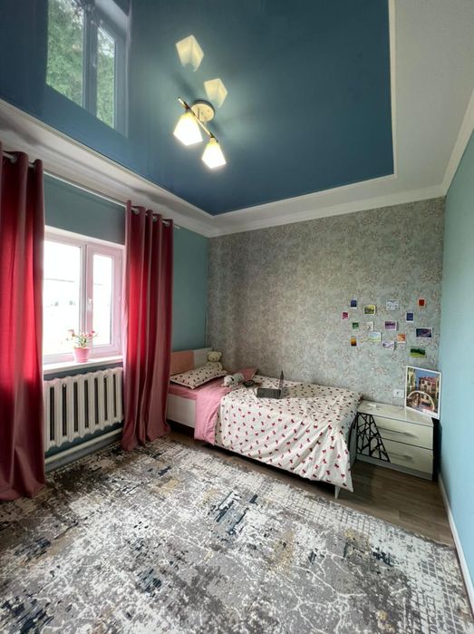 Кровать вместе с матрасом.