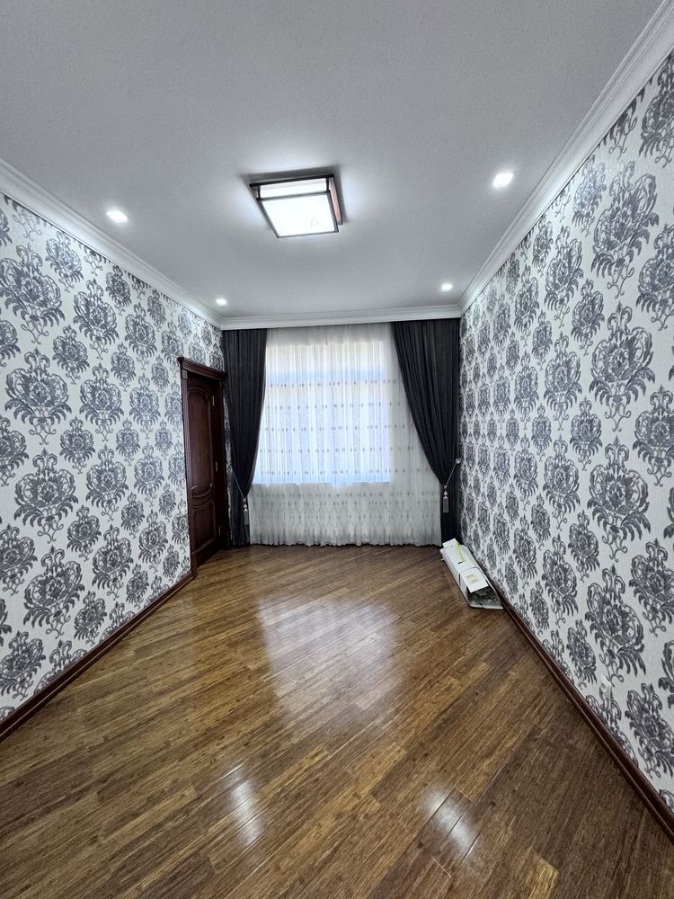 Продажа дома. 6 соток. 6 комнат. Кибрай центр. Магараж