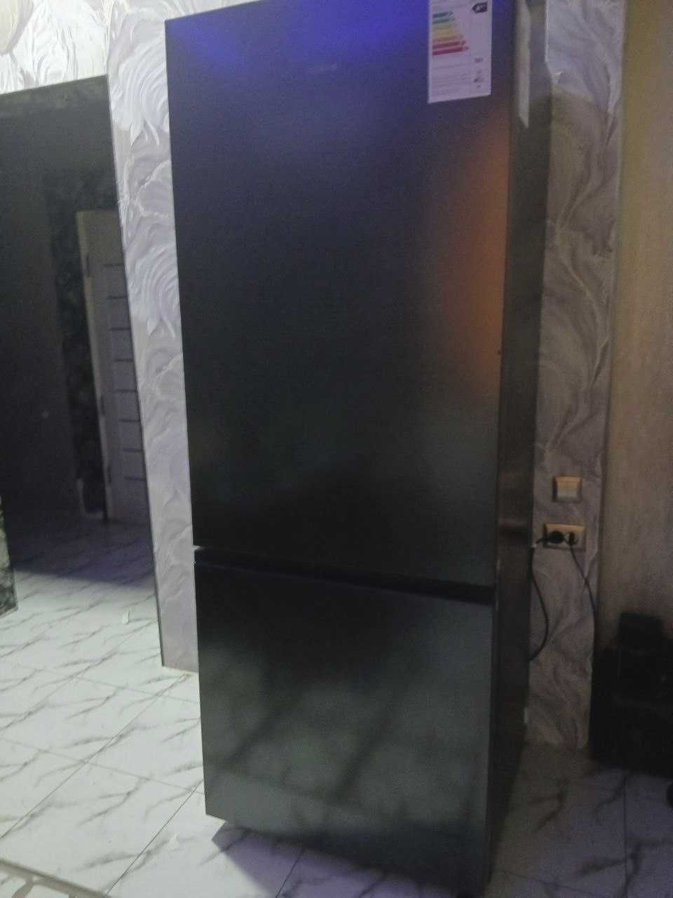 Продам  широкий холодильник SAMSUNG RB53DG703EB1