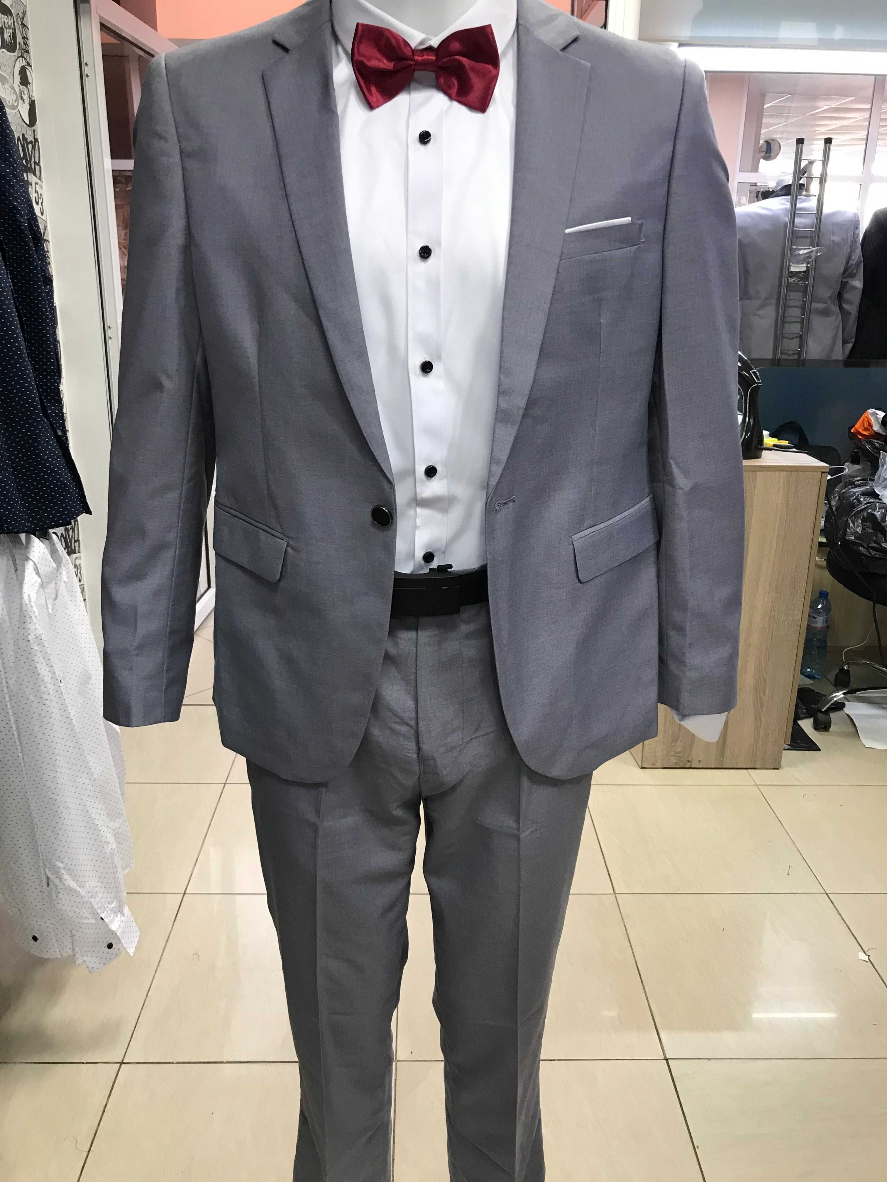 Елегантен мъжки костюм сив