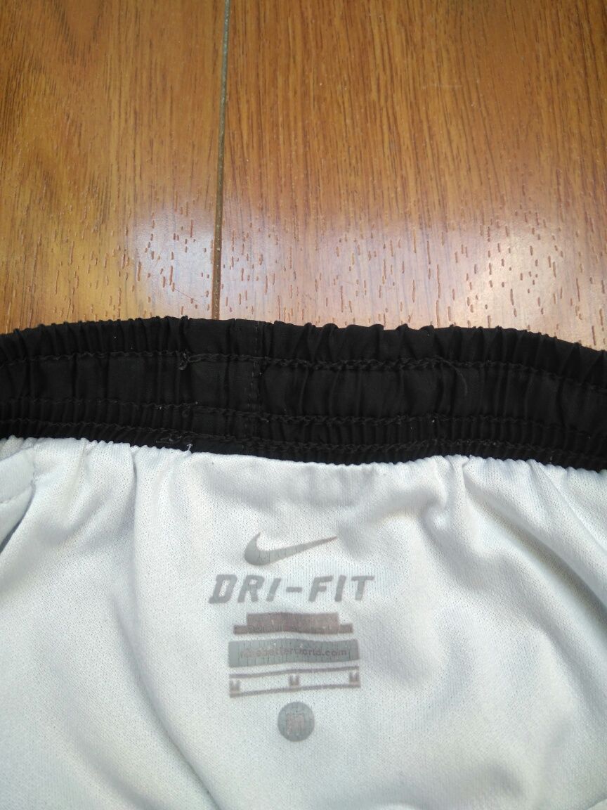 Pantaloni scurți de damă Nike Dri Fit mărimea M