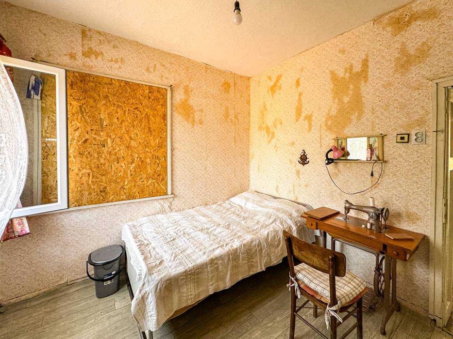 Двуетажна къща с двор в село Суходол, община Средец, област Бургас