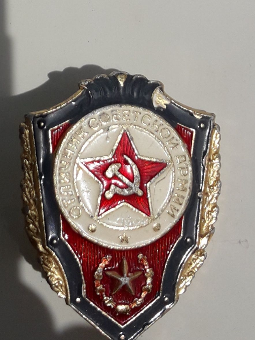 Продам значок отличник советской армии в хорошем состоянии
