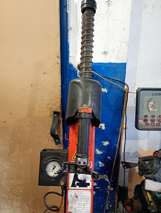 Италиянска машина за монтаж на гуми