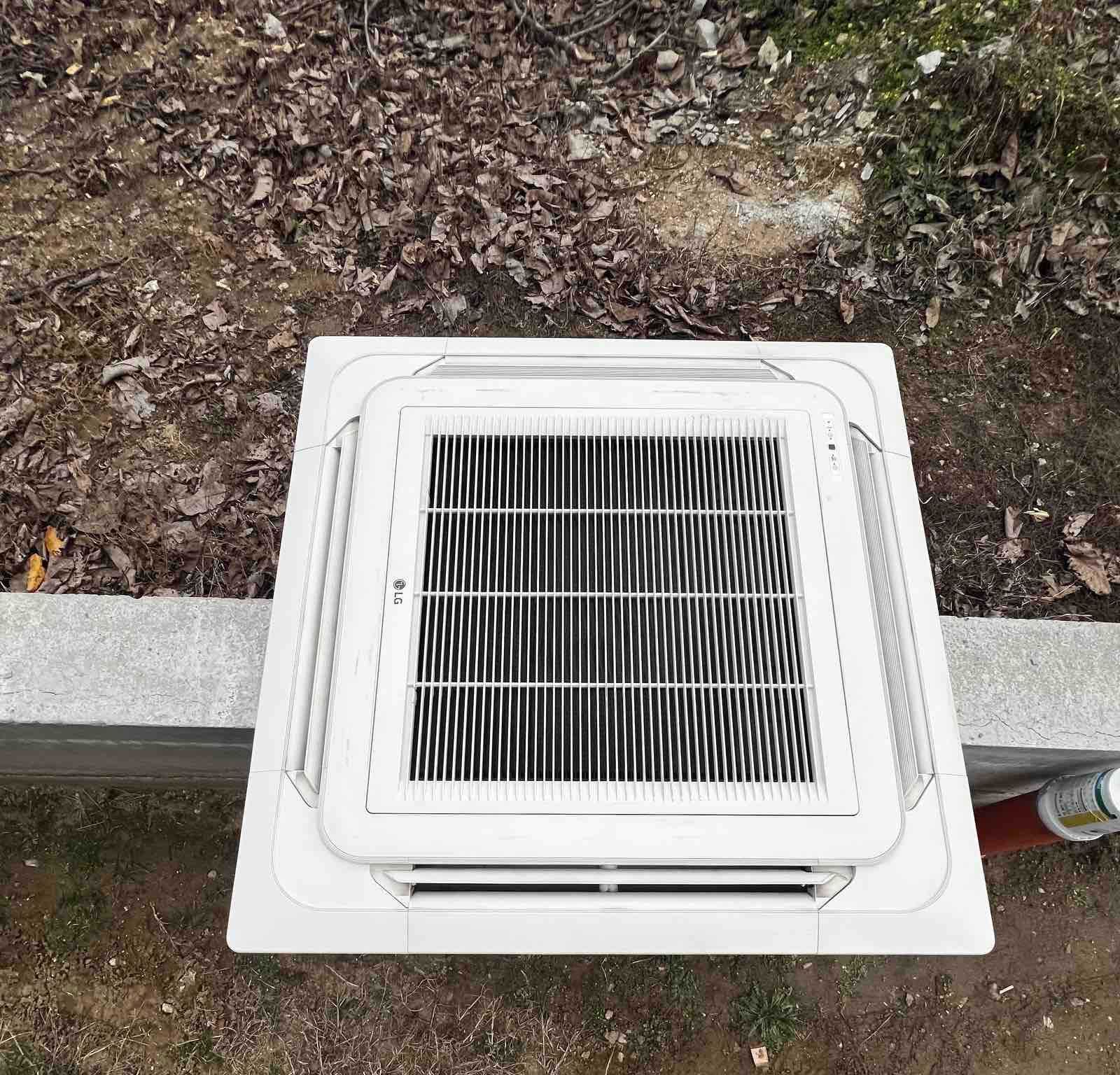 Продавам 2 касетъчни климатици LG 30000 BTU монофазни инверторни