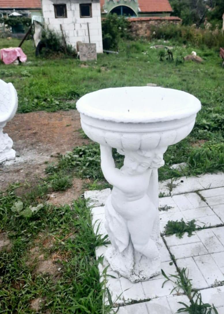 Vând statuete și ghivece ornamentale