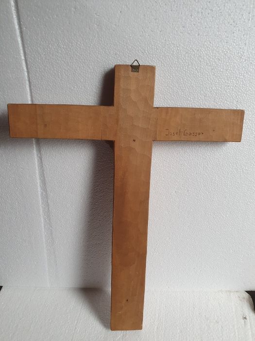 Crucifix din lemn masiv sculptat manual