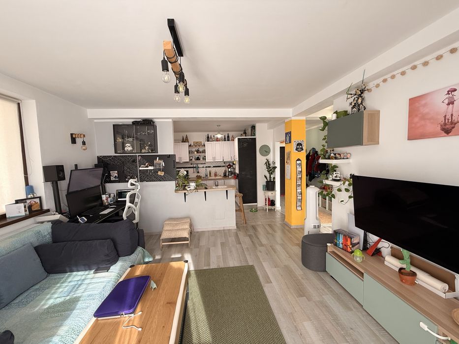 Vand apartament 2 camere cu curte si loc de parcare
