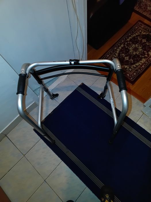 Cadru de mers cu roti
