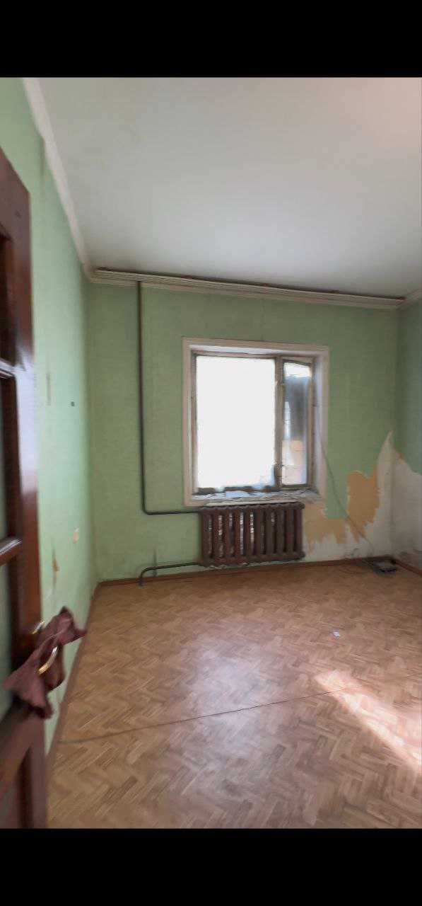 Сергели 4.  Продам под бизнес 4 комнатную квартиру на 1 этаже. Торец .